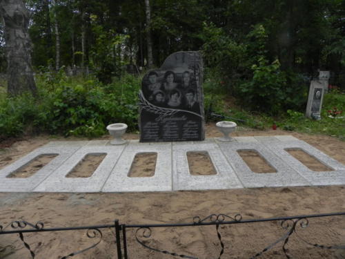 Памятник семейный №112
